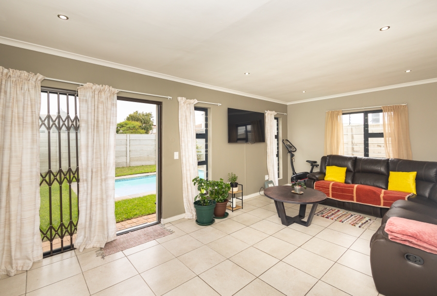6 Bedroom Property for Sale in Parklands North Western Cape